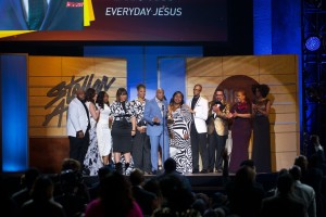 Anthony Brown and group therAPy accept award at 2016 Stellar Awards.