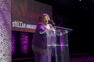 Dr. Marabeth accepts award at 2016 Stellar Awards Pre Show.